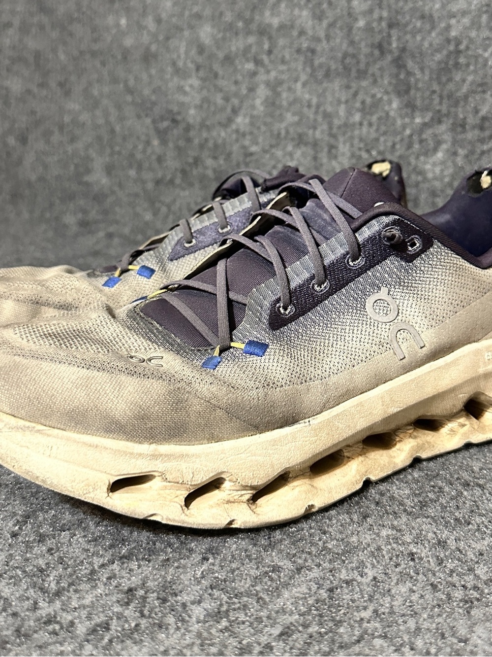 On Cloud tilt in the Midnight/Ivory colorway, featuring a gradient mesh size 10